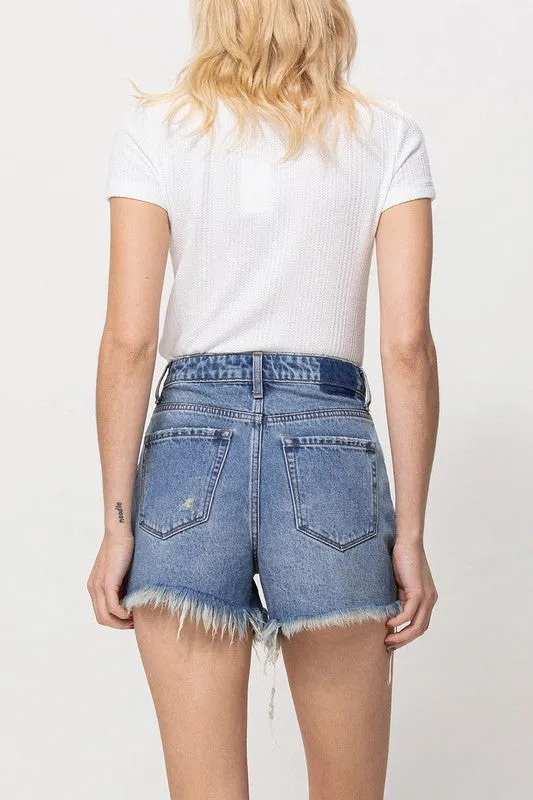 DISTRESSED RIGID MOM SHORTS