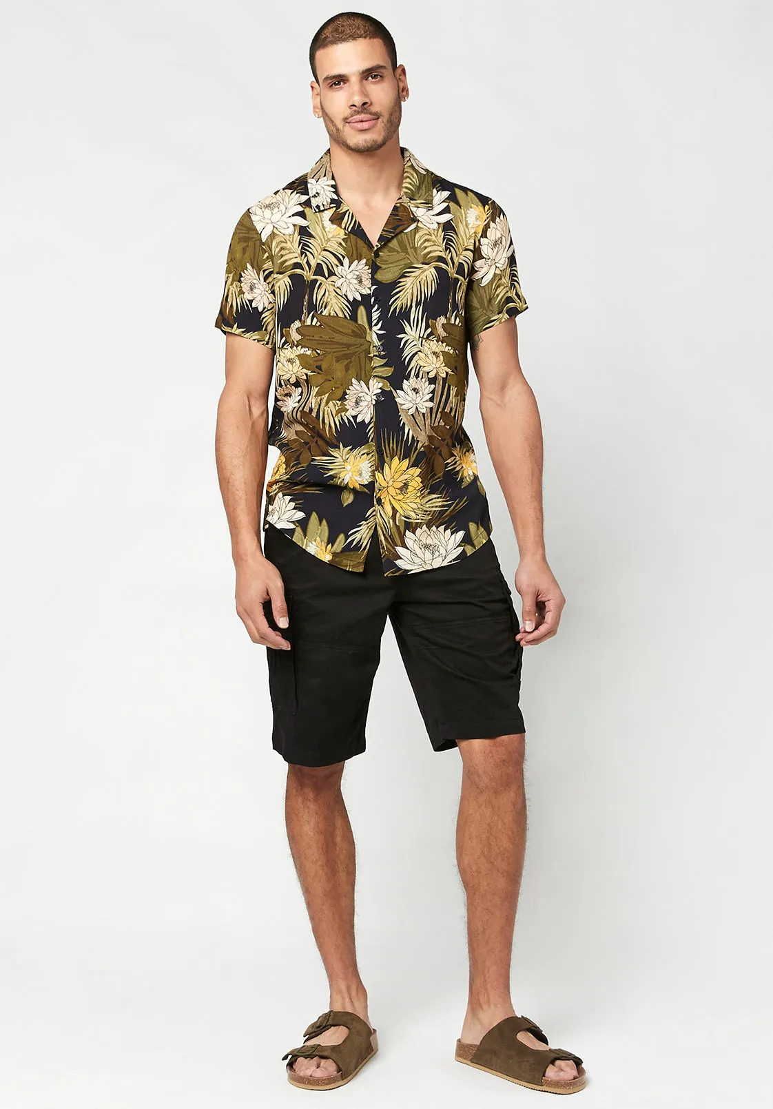 Hortus Men's Cargo Shorts in Black- BM23587